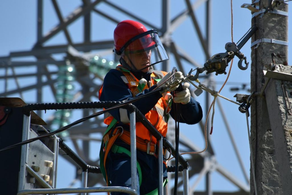 Technicien travaillant sur un poteau